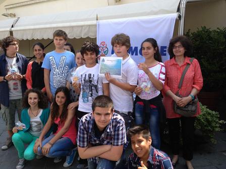Photo 4- Presentation of a prize for an educational project on marine biology. ©DR