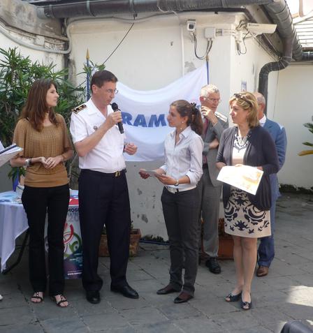 Photo 6- Laura Cimoli receiving an award for a study on modelling the dispersal of pollutants. ©DR